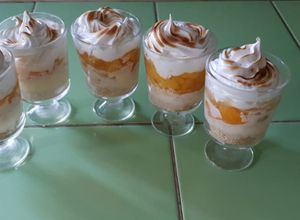 Una foto de Vasito de crema cítrica con cóctel de Frutas y merengue