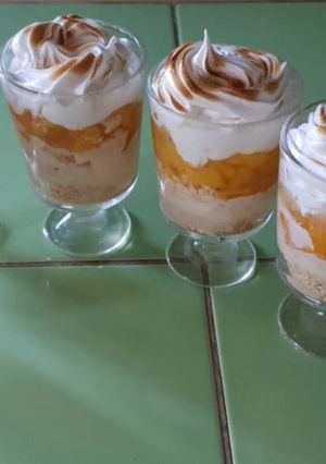 Una foto de Vasito de crema cítrica con cóctel de Frutas y merengue