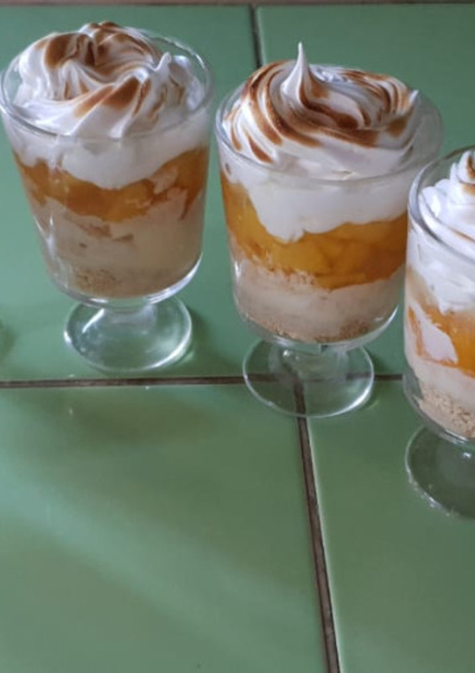 Una foto de Vasito de crema cítrica con cóctel de Frutas y merengue