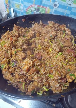 Una foto de Arroz chaufa con pollo, pernil de cerdo y chorizos