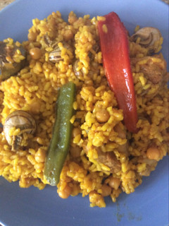 Una foto de Arroz con pollo, caracoles y verdura