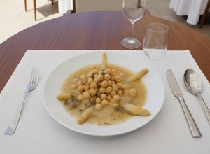 Foto principal de Sopa de Garbanzos al Tahini con Yemas de Espárragos y Za'atar