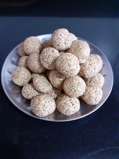 તલ ના લાડુ (Til Ladoo Recipe In Gujarati) રેસીપી મુખ્ય ફોટો
