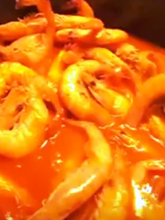 Una foto de Langostinos en salsa americana