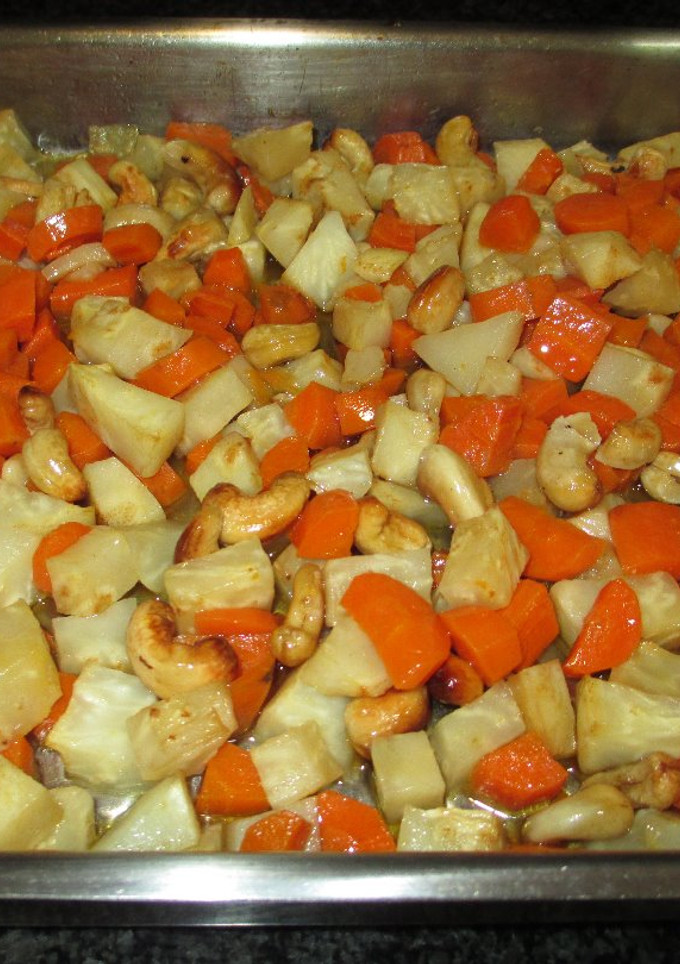 Una foto de Apio nabo, zanahoria y anacardos al horno - veggie