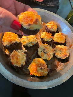 Una foto de Champiñones rellenos horneados! Snack saludable y súper fácil