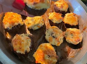 Una foto de Champiñones rellenos horneados! Snack saludable y súper fácil
