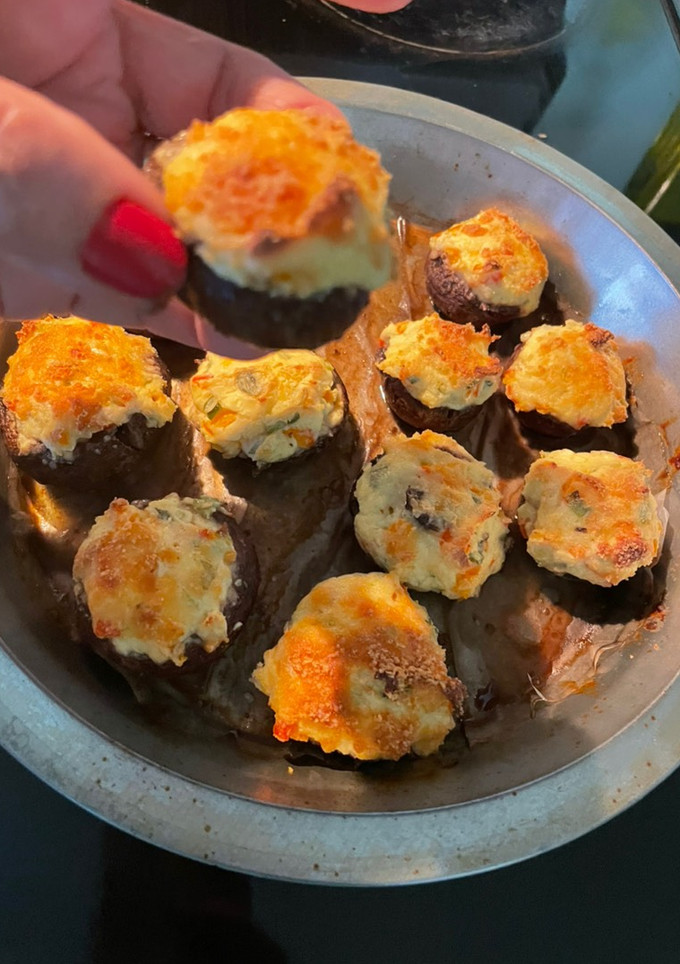 Una foto de Champiñones rellenos horneados! Snack saludable y súper fácil
