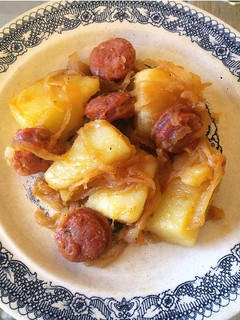Una foto de Papas con cebolla y longaniza
