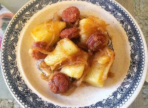 Una foto de Papas con cebolla y longaniza