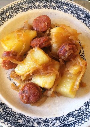 Una foto de Papas con cebolla y longaniza