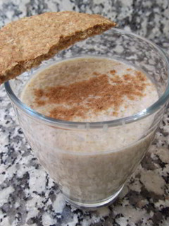 Una foto de Batido de manzana y galletas