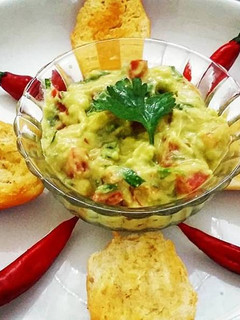 Foto de Guacamole com torradas para o café da manhã