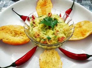 Foto de Guacamole com torradas para o café da manhã