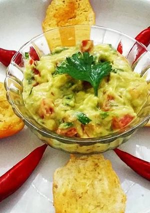 Foto de Guacamole com torradas para o café da manhã