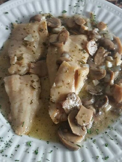 Una foto de Merluza con crema de champiñones