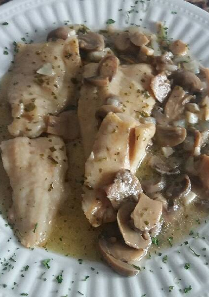 Una foto de Merluza con crema de champiñones