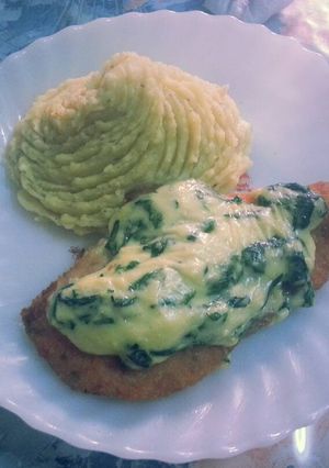 Una foto de Suprema de pollo con salsa fiorentina y puré de papa