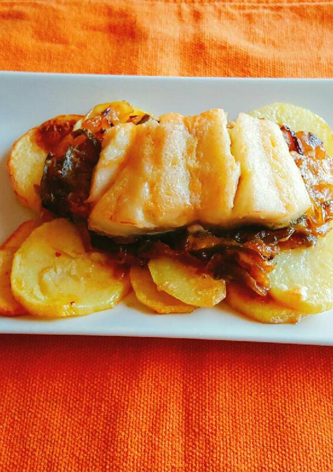 Una foto de Bacalao confitado en cama de patatas panaderas