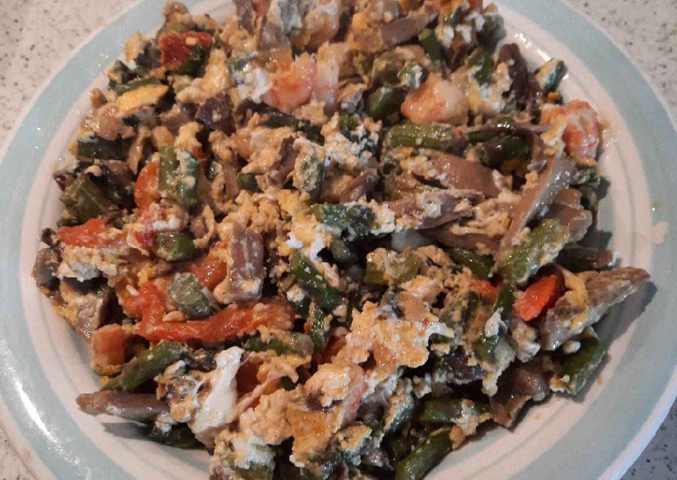 Revuelto de espárragos, setas 🍄 pimiento morrón, gambas y huevo