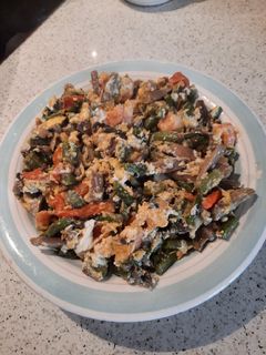 Una foto de Revuelto de espárragos, setas 🍄 pimiento morrón, gambas y huevo