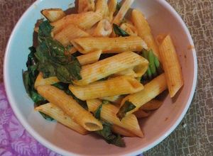 Una foto de 👩🏼‍🍳Pasta Penne (Pluma) con espinacas. ¡Súper Facilísimo!