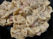 Una foto di primi con guanciale e noci