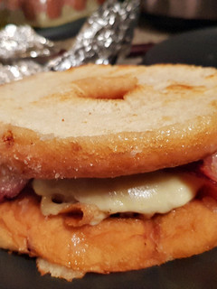 Una foto de Krispy Kreme Burger (con Donut)