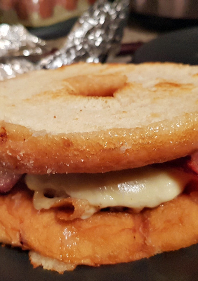 Una foto de Krispy Kreme Burger (con Donut)