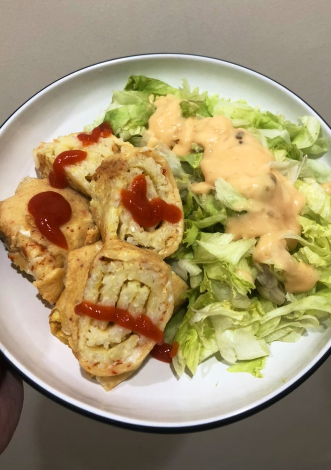 Foto resep TELUR GULUNG NASI DENGAN SALAD (rice egg roll with salad) by irre_desirre