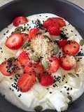 Bowl de Iogurte com Melão e Morangos