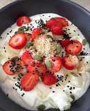 Bowl de Iogurte com Melão e Morangos