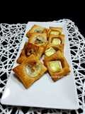 Canapés de hojaldre queso de rulo y queso brie