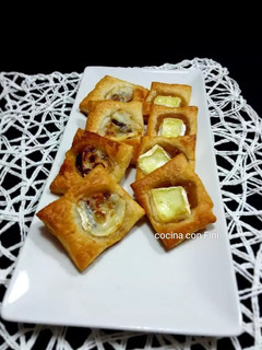 Una foto de Canapés de hojaldre queso de rulo y queso brie