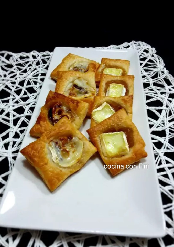 Una foto de Canapés de hojaldre queso de rulo y queso brie