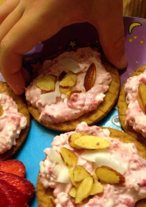 A picture of Kid's Strawberry Cream Cheese.