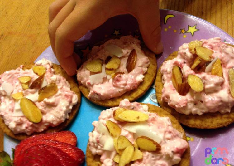 How to Make Super Quick Homemade Kid&#39;s Strawberry Cream Cheese