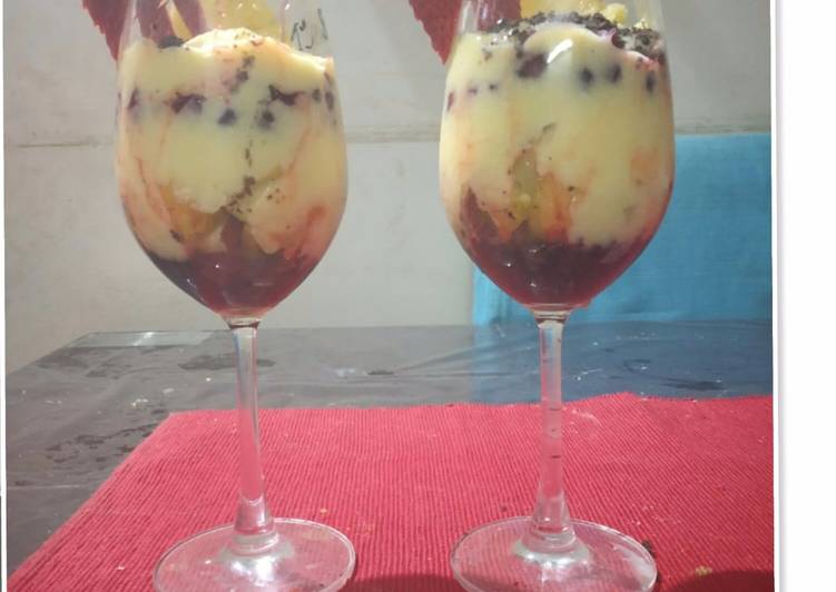 Recipe of Quick Oreo and strawberry fruit pudding