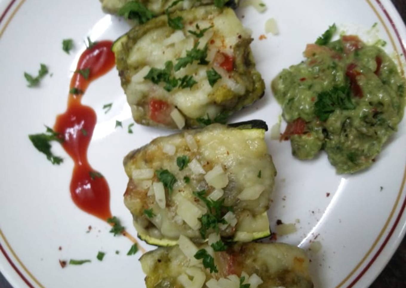 Zucchini stuffed with cheesy Guacamole