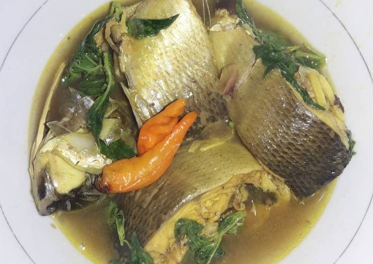 Ikan bandeng masak asam kemangi