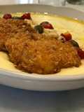 Frango panado com puré cremoso e molho mediterrânico
