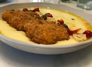 Foto de Frango panado com puré cremoso e molho mediterrânico