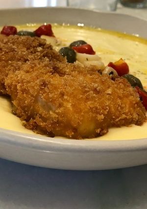Foto de Frango panado com puré cremoso e molho mediterrânico