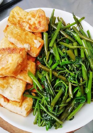 Hình của món Rau muống xào + đậu rán.