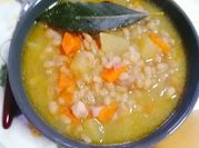 Una foto di cipolla carota orzo