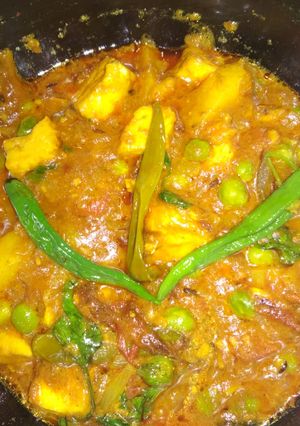 A picture of Matar paneer.