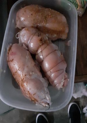 Una foto de Pollo relleno con salsa de verdeo champiñones y calabazas rellen