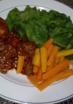 A picture of Mushed potatoes and Stew.