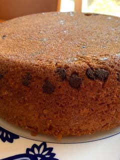 Una foto de Bizcocho de yogur de fresa con pepitas de chocolate.Thermomix y tradicional. En horno y en olla GM