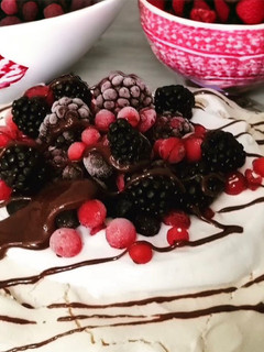 Φωτογραφία της συνταγής Pavlova με σοκολατόμελο και κόκκινα φρούτα